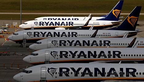 Ryanairin lentokoneita Stanstedin lentokentällä Lontoossa. 