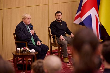 Entinen pääministeri Boris Johnson vieraili Ukrainassa jälleen tammikuun lopussa. Johnson ja Ukrainan presidentti Volodomyr Zelenskyi puhuivat yliopisto-opiskelijoille Kiovassa. 