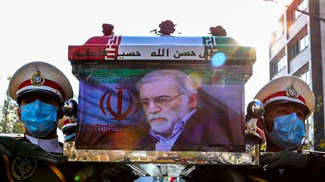 Perjantaina salamurhatun Iranin ydinohjelman kehittäjän Mohsen Fakhrizadehin arkkua kannettiin maanantaina Teheranissa.