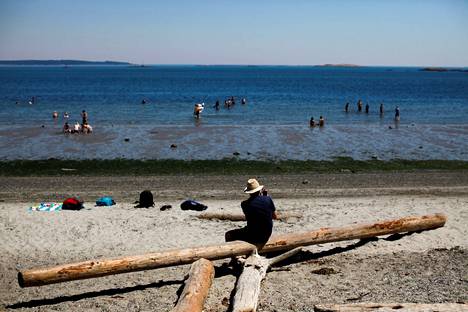 Ihmiset pyrkivät vilvoittelemaan Willowsin rannalla helleaallon aikana Kanadan Brittiläisessä Kolumbiassa 28. kesäkuuta.