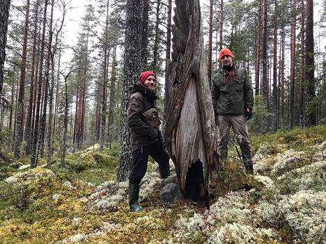 Luonnonmetsä-työryhmän luontokartoittajat Joni-Matti Kusmin ja Ari Aalto Kivetyssä Äänekoskella. 