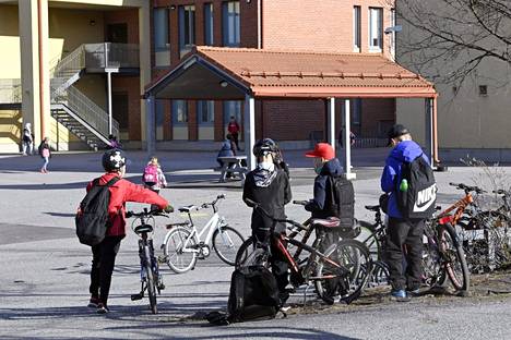 Koululaisia saapumassa Kartanonkosken koululle Vantaalla tiistaina 10. toukokuuta. Yli 80 000 julkisen alan työntekijää palasi tiistaina töihin oltuaan viikon lakossa.