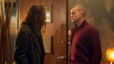 Nathanin (Russell Tovey, oik.) ovelle ilmestyy eräänä iltana Bob, ei-toivottu hahmo menneisyydestä (Bertie Carvel).