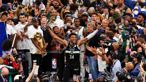 Giannis Antetokounmpo (kesk.) voitti NBA:n mestaruuden omilla ehdoillaan: Milwaukee Bucksin paidassa koko kaupungin idolina ja finaalien arvokkaimpana pelaajana.