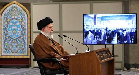 Iranin korkein hengellinen johtaja Ali Khamenei videotapaamisessa Teheranissa 9. tammikuuta. Toimistonsa mukaan hän totesi, että ”neuvottelut, keskustelut ja keskinäinen ymmärrys vihollisen kanssa eivät tarkoita antautumista”, viitaten luultavasti ydinsopimusneuvotteluihin.