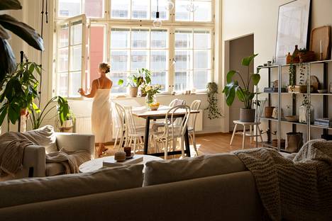 Asunnon huonekorkeus, valo ja vanhan talon henki tekivät Laura Kirsilään vaikutuksen heti ensivisiitillä. Tilava ja valoisa koti toimii myös Lauran työtilana ja studiona.