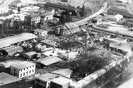 Lapuan patruunatehtaalla tapahtui huhtikuussa 1976 räjähdys, jossa kuoli 40 ihmistä. Kuva on otettu räjähdystä seuraavana päivänä.