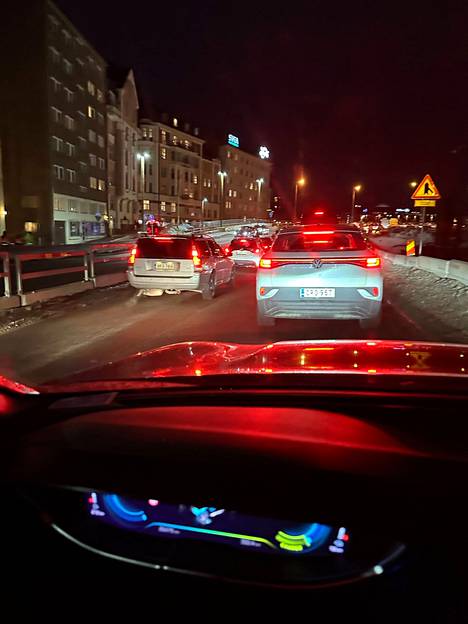 Traffic stopped on the Hakaniemi bridge in the evening.