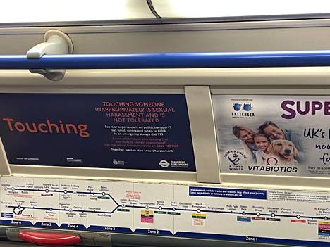 Toisen koskeminen epäsopivalla tavalla on seksuaalista häirintää, muistuttaa kampanjailmoitus maanalaisjunan sisällä. 