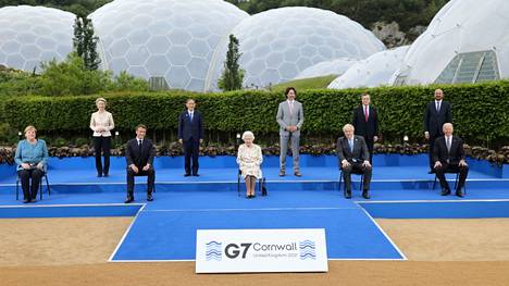 G7-kokous | Video: G7-maiden johtajat asettuivat yhteis­kuvaan kuningatar Elisabetin ympärille, kun tämä päätti keventää tunnelmaa: ”Pitäisikö teidän näyttää siltä kuin nauttisitte olostanne?”