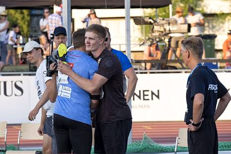 Antti Ruuskanen (selin) onnitteli Oliver Helanderia olympiapaikasta.