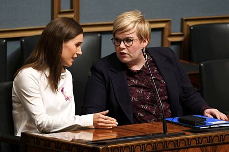 Pääministeri Sanna Marin (vas.) ja valtiovarainministeri Annika Saarikko keskustelevat eduskunnan täysistunnossa Helsingissä 28. syyskuuta. 