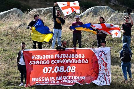 Georgialaiset aktivistit osoittivat mieltään venäläisten maahantuloa vastaan Georgian ja Venäjän rajalla syyskuussa 2022.