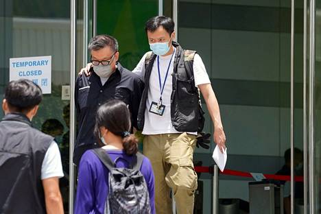 Poliisi pidätti Apple Dailyn johtajan Cheung Chi-wain 17. heinäkuuta. Viime viikolla poliisi painosti Stand Newsin lopettamaan, ja nyt lopettaa myös Citizen News.
