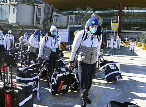 Marko Anttila kantoi kiekkovarusteita Pekingin lentokentällä viime viikon torstaina, kun joukkue saapui olympiakaupunkiin.