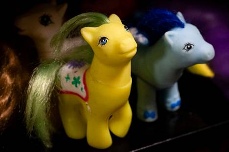 My Little Ponyt olivat 80-luvun uutuus. Suosikkileluja myös kopioitiin ahkerasti ja kuvan figuurit ovat todennäköisesti kopioita.