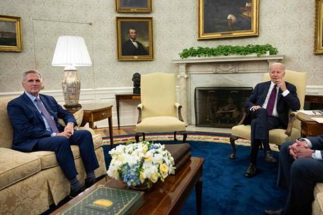 Edustajainhuoneen puheenjohtaja Kevin McCarthy (vas.) ja presidentti Joe Biden keskustelivat Valkoisessa talossa 9. tammikuuta.