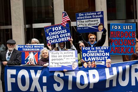 Foxia vastustavat mielenosoittajat kerääntyivät kanavan toimituksen eteen tiistaina New Yorkissa.