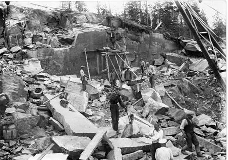 Kivilouhoksen työntekijöitä 1920-luvulla Usmin alueella Hyvinkäällä. Mustan graniitin irrottaminen oli äärimmäisen raskasta ja vaarallista työtä.