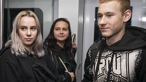 Bianca Roos, 16 (vas.), Frida Burgmann, 16, ja Alex Nordblad, 17, matkustivat maanantaina metrossa Hakaniemestä Kamppiin. Kaikki kolme kertovat viihtyvät ruotsinkielisessä ammattikoulussa Prakticumissa hyvin. Roos ja Burgmann opiskelevat ensimmäistä vuotta lähihoitajiksi ja Nordblad sähköalaa. Paineita helpotti oman alan löytäminen jo varhain. ”Yläasteella oli välillä rankempaa ja sitä vaan odotti, että pääsisi pois”, Nordblad kertoo.