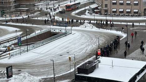 Helsingin keskustassa asema-aukiolla ei tiistaiaamulla näkynyt yhtään taksia. Ihmiset odottivat takseja jonossa.