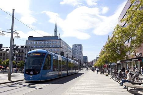 Päärautatieasemalta kohti Sergelin toria kulkeva Klarabergsgatan muuttui vuonna 2018 joukkoliikenteen ja kävelyn väyläksi. Takavuosina toimistotalojen varjostamalla kadulla kulki vilkas läpiajoliikenne.