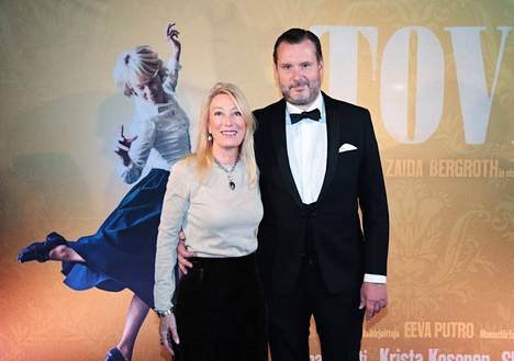 Moomin Charactersin toimitusjohtaja Roleff Kråkström ja yhtiön taiteellinen johtaja Sophia Jansson Tove-elokuvan kutsuvierasnäytöksessä syyskuussa 2020. 
