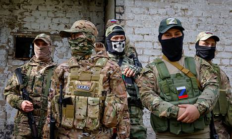 Про-российские добровольцы во время учений в Мелитополе 13 октября 2022 года. Фото: Александр Ермошенко / Reuters