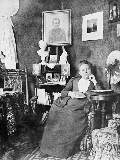 Kirjailija Minna Canth salongissaan 1891.