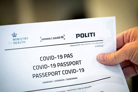 Matkustaja esitteli tanslaista koronaviruspassia joulukuussa Kööpenhaminan lentokentällä.