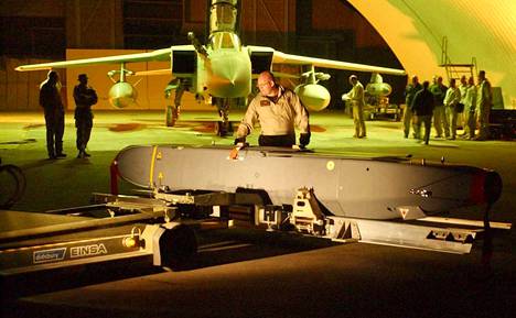 Storm Shadow -ohjuksia valmistauduttiin asentamaan Tornado GR4 -koneeseen Irakin sodan aikana Basrassa vuonna 2003. 
