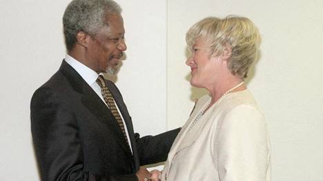 YK:n pääsihteeri Kofi Annan tapasi YK:n ihmisoikeustarkkailijana toimineen Elisabeth Rehnin elokuussa 1997.