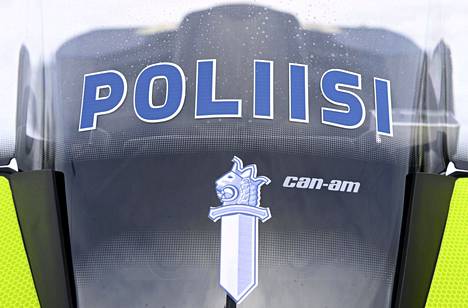 Helsingin poliisi antoi potkut maahanmuuttovastaisia mielipiteitä esittäneelle ylikonstaapelille.