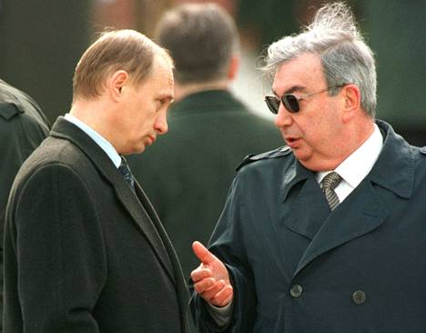 Vladimir Putin oli keväällä 1999 FSB:n johtaja, mutta nousi pian pääministeriksi ja myöhemmin presidentiksi. Kuvassa hän keskustelee Venäjän entisen pääministerin Jevgeni Primakovin kanssa.