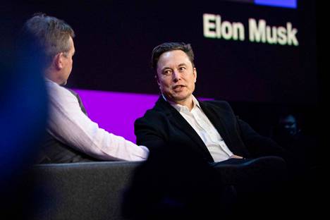 Tesla-miljardööri Elon Musk (oik.) puhui TED-tapahtumien johtajan  Chris Andersonin kanssa Uusi aika -tapahtumassa Vancouverissa Kanadassa 14.4.2022.