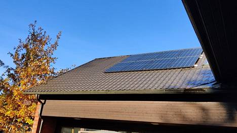 Hagerlundin katolla aurinkopaneelit nauttivat päivänpaisteesta.