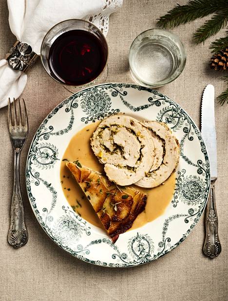 Kalkkunarullasta ja annanperunoista saa kauniit pääruoka-annokset joulupöytään.