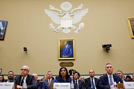 Entiset Twitter-johtajat James Baker (vas.), Vijaya Gadde ja Yoel Roth todistivat keskiviikkona Yhdysvaltain edustajainhuoneen valvontavaliokunnan edessä.