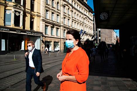 Apulaisylilääkäri Eeva Ruotsalainen on huolestunut siitä, miten ihmiset ovat alkaneet lipsua maskien käytöstä. ”Etenkin perustason alueilla maskia käyttävät harvat”, Ruotsalainen sanoo.
