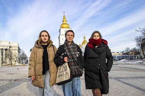 Kiovalaiset Jelizaveta Malovitško, 18, Jeva Kazavajeva, 14, ja Ivanna Bloštšanevitš, 16, ovat eläneet jopa yli puolet elämästään sodassa Venäjää vastaan. Naapurimaan aikeita on pohdittu maassa jo pitkään.