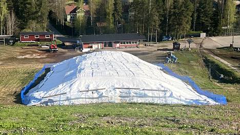 Kauniaisten hiihtokeskuksessa lumi otettiin säilöön huhtikuun alussa. 