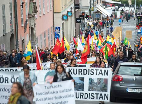 PKK:n kannattajat osoittavat mieltään Turkin johtajaa Erdogania vastaan Södermalmilla Tukholmassa 2016.