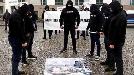 Saksa | Osa Saksan muslimeista tukee protesteja Ranskaa vastaan ja sanoo olevansa valmis väkivaltaan: ”Kyseessähän on meidän profeettamme”