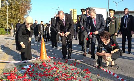 Presidentti Sauli Niinistö ja puoliso Jenni Haukio jättivät punaisia neilikoita Ankaran terrori-iskujen uhreille virallisella vierailulla Turkissa vuonna 2015. 