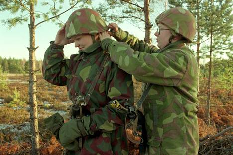 Alokas Jatta Vainio (oik.) asettelee alokas Mirva Maunulan hiuksia kypärän alle Hollolassa marraskuussa 1995.