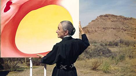 Taidemaalari Georgia O’Keeffe asui vuodesta 1949 vakituisesti New Mexicossa, jonka luonto oli hänen suurin innoittajansa. Tunnettu yhdysvaltalainen Tony Vaccaro kuvasi O'Keeffen siellä vuonna 1960 esittelemässä maalaustaan Pelvis Series, Red with Yellow (1945).