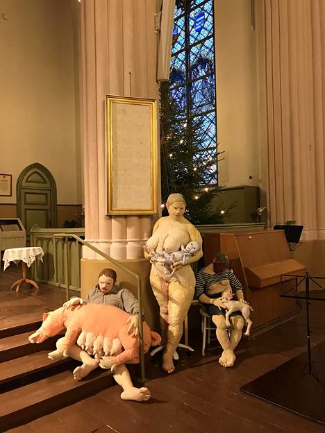 Pauliina Turakka Purhosen joulun ajaksi Loviisan kirkkoon pystytetty teos on esillä loppiaiseen saakka.