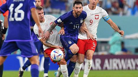Argentiinan Lionel Messi murtautui Damian Szymanskin ja Robert Lewandowskin välistä ottelussa Puolaa vastaan jalkapallon MM-kisoissa. 