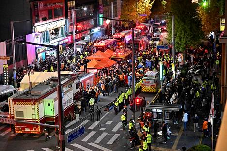 Yli sata ihmistä kuoli Soulin Itaewonissa, kun halloweenin juhlijoita tallautui kapeilla juhlakujilla. Läheisille suuremmille kaduille kertyi runsaasti pelastusajoneuvoja.