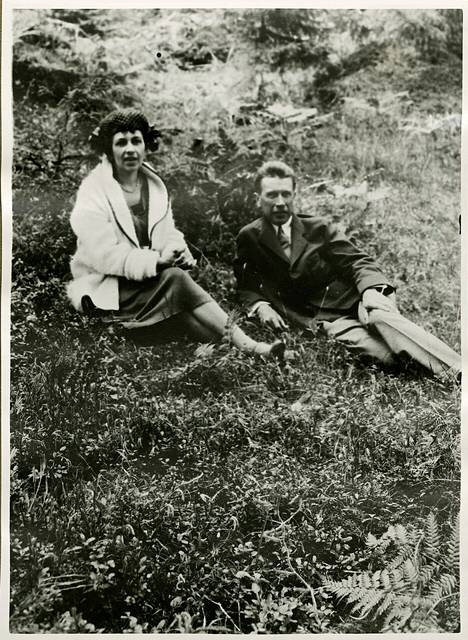Donnerin pariskunta tarkemmin ajoittamattomassa kuvassa, todennäköisesti 1910–20-luvulla.